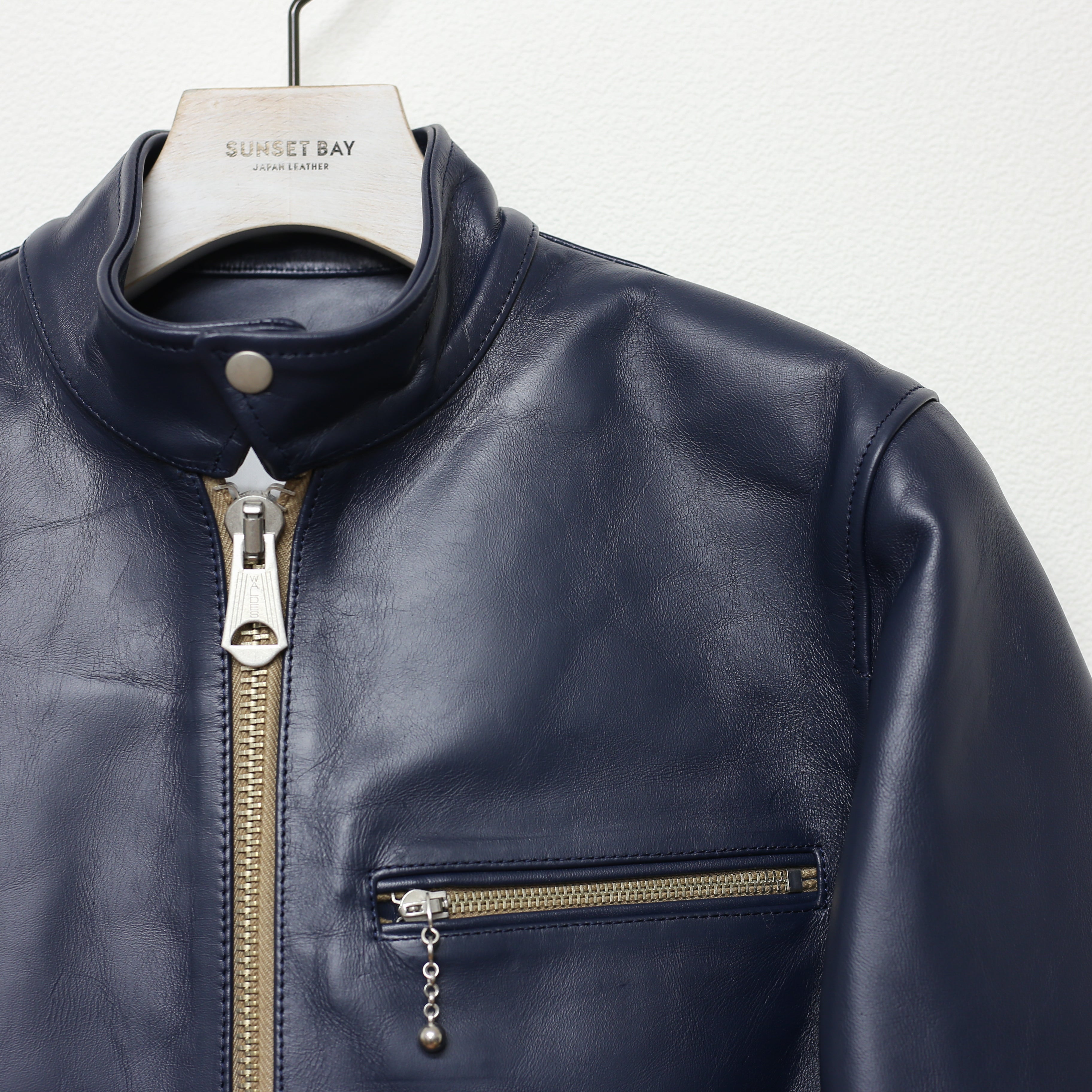 SUNSET BAY -CLYDE- NAVY HORSE HIDE – anemoscope