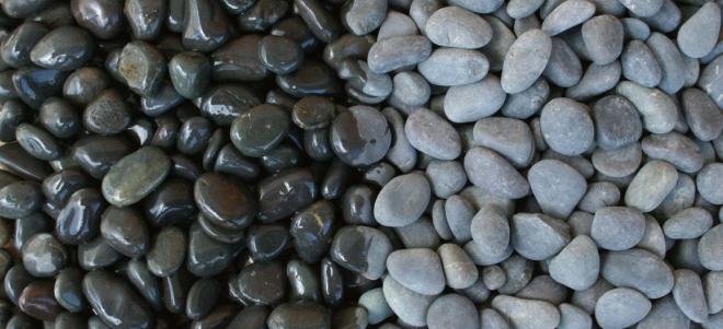 鑑賞石 素敵な黒と半透明な薄い褐黃石より玉石