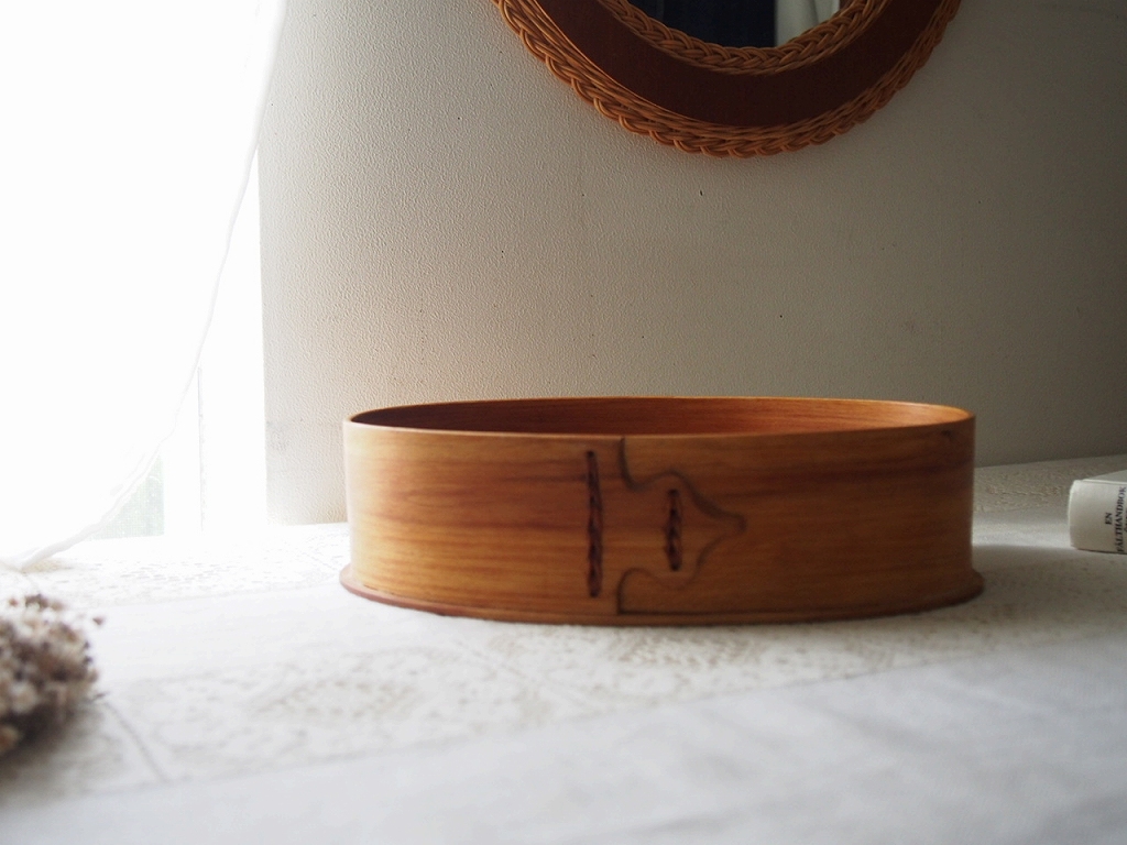 北欧ヴィンテージ雑貨 曲木のオーバルトレイ／伝統技法でつくられた
