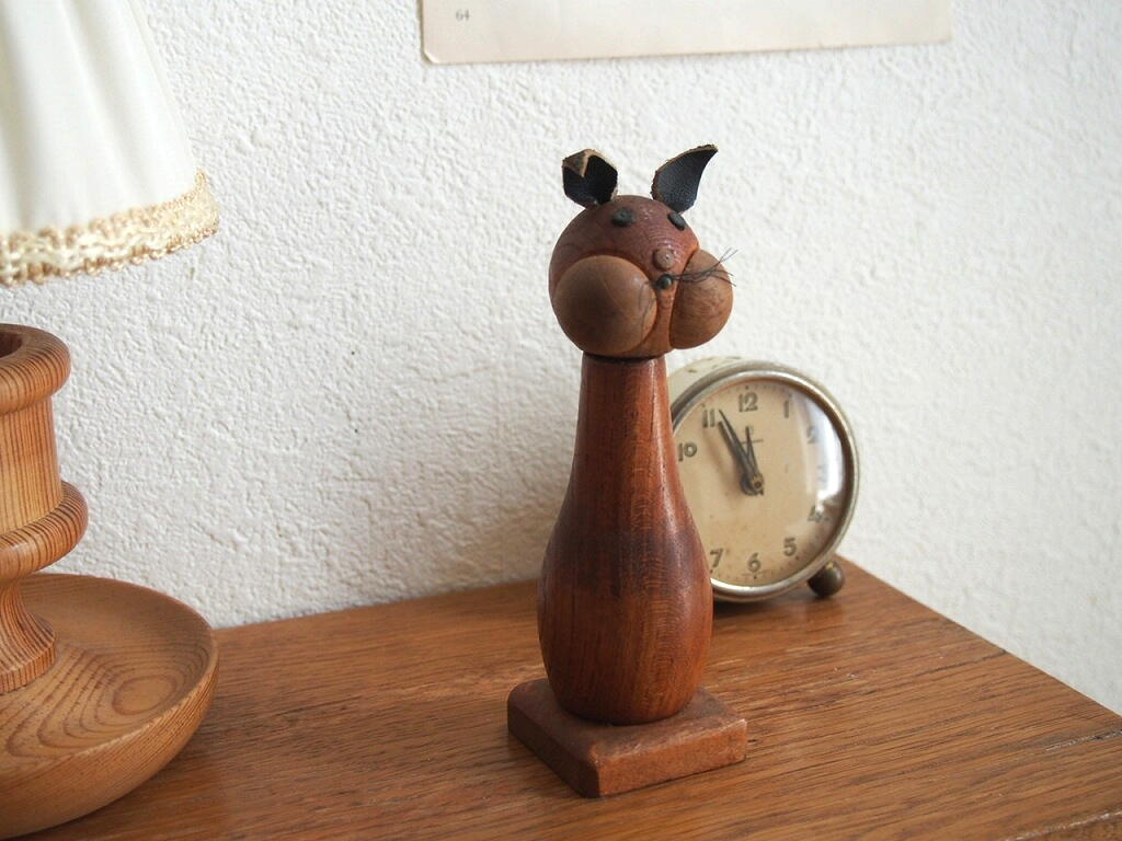 チークのネコの置物フィギュア｜栓抜き付き木製オブジェ 北欧