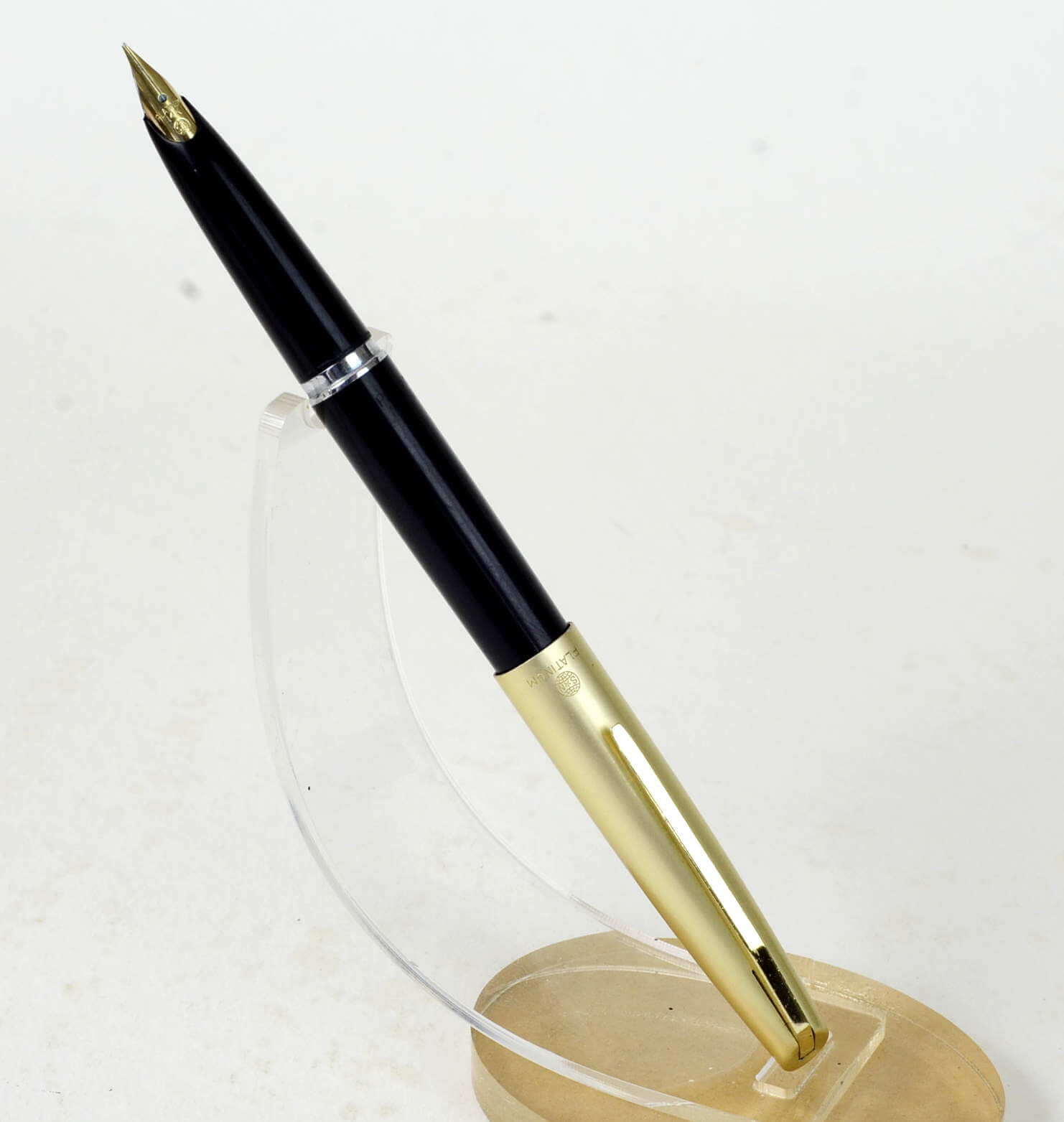 Buy Vintage Platinum classic fountain pen wth 14K solid gold M nib