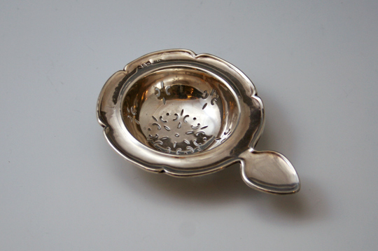 1919年イギリス「ティー・ストレーナー」《アンティックかとう》