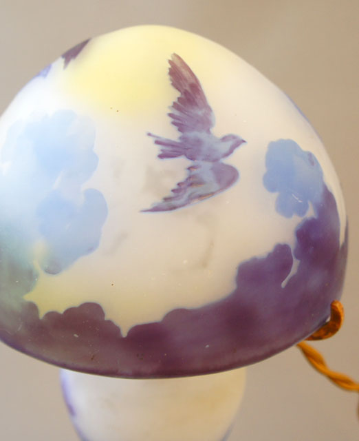 エミール・ガレ「森に鷹文様 ランプ」《アンティックかとう》