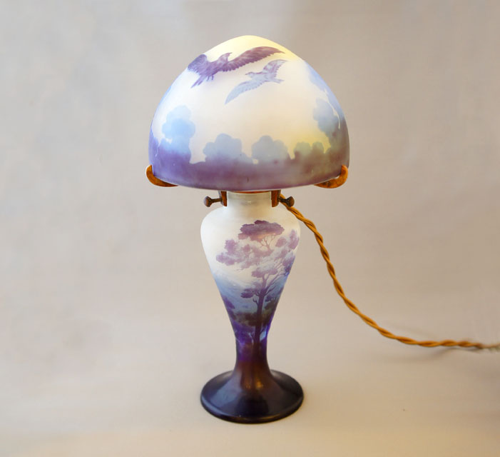 エミール・ガレ「森に鷹文様 ランプ」《アンティックかとう》