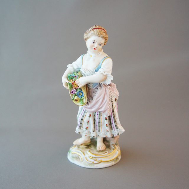 マイセン「花かごを持つ少女」《アンティックかとう》