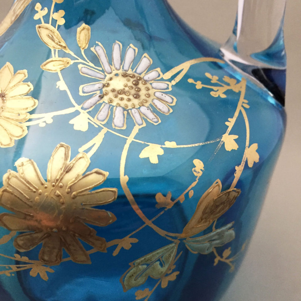 オールドバカラ「ジャポニズム 花鳥文 青色ガラス デカンタ