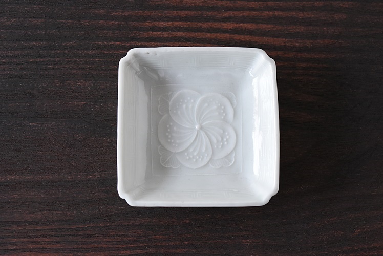 白磁 花紋 陽刻 四方小皿 豆皿 その一 - 生活骨董と古布のアンティーク