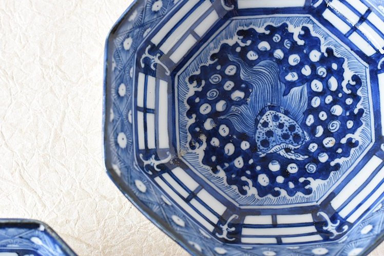 骨董 伊万里 蓋付 染め付け 亀甲紋様 物入れ 器 アンティーク 骨董