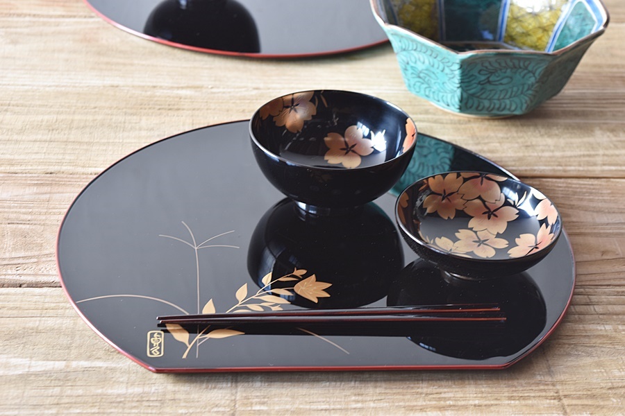 現状品輪島塗 漆器 黒 足付き膳 御膳 金彩 松 18客 レトロ 割烹屋 【