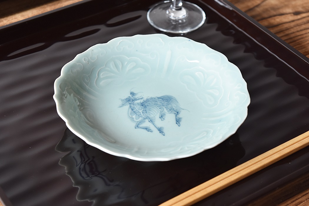 伊万里青磁 麒麟陽刻 輪花型5寸皿 - 生活骨董と古布のアンティーク