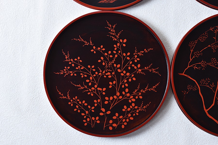 天然木製漆塗 黒塗赤蒔絵 桜紅葉梅萩 浪花漆器店 図変わり 丸会席膳 4
