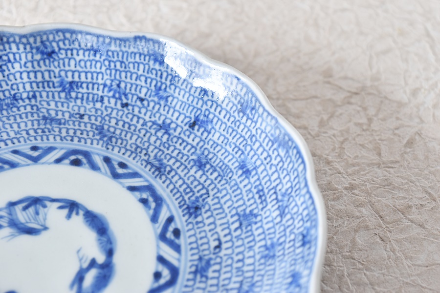 古伊万里 染付 微塵唐草 成化年製文 輪花型 六寸皿 - 生活骨董と古布の