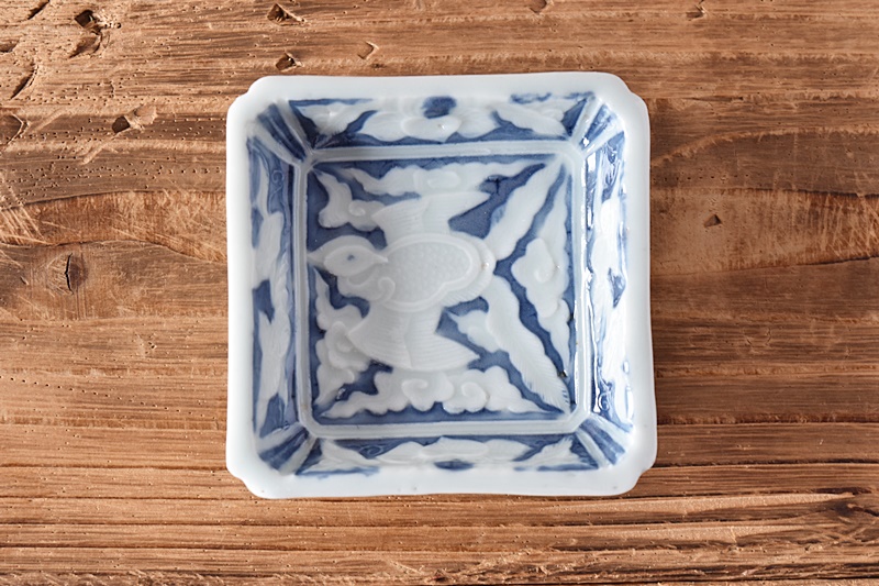 瀬戸 染付 桐に鳳凰 陽刻模様 四方豆皿 - 生活骨董と古布の