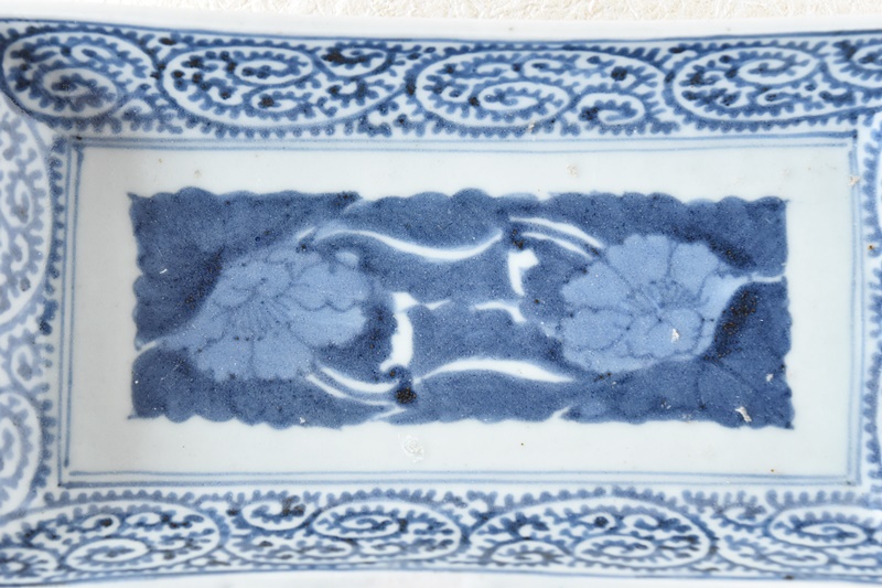 古伊万里 染付 蛸唐草 富貴長春 長皿 - 生活骨董と古布のアンティーク