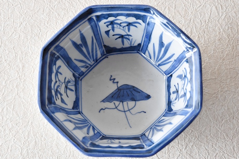 古伊万里 染付 傘 草花模様 八角鉢 - 生活骨董と古布のアンティーク