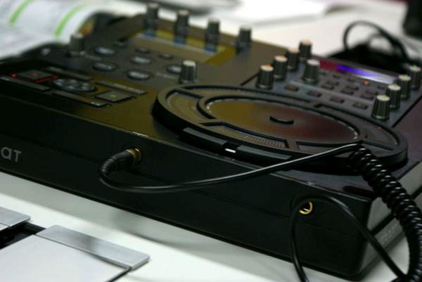 ASCII.jp：「ペンタブのワコム」が作ったDJツールの開発思想を聞く (1/4)