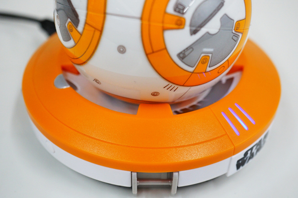 BB-8 ケータイのアプリ連動で操作！ スター・ウォーズの新ロボット「BB