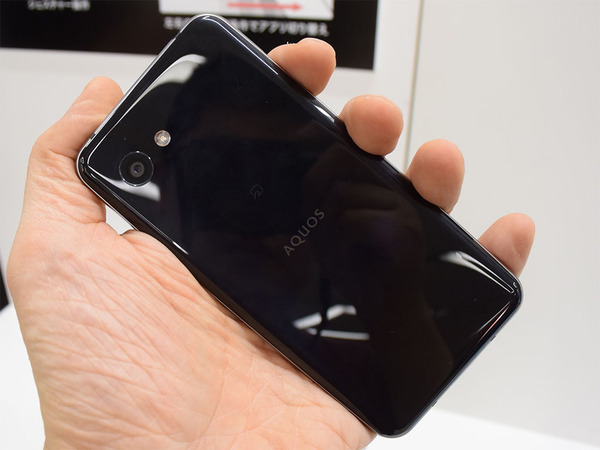 シャープ「AQUOS R2 compact」、待望のプレミアムコンパクト機を