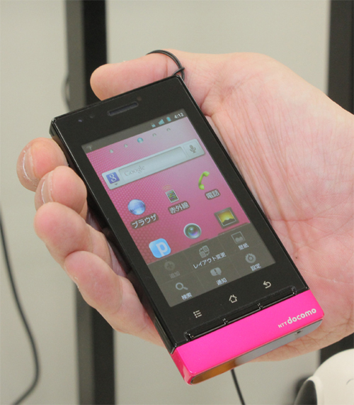 ASCII.jp：コンパクトなお手頃スマホ ドコモ「P-01D」が11月10日発売