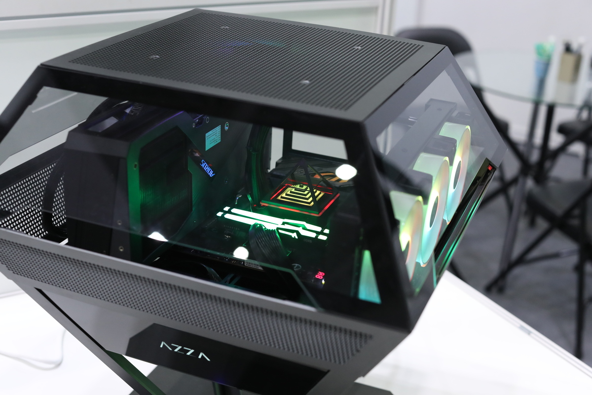 現代建築みたいな”ダイヤモンド形”のPCケースが超オシャレ COMPUTEXで