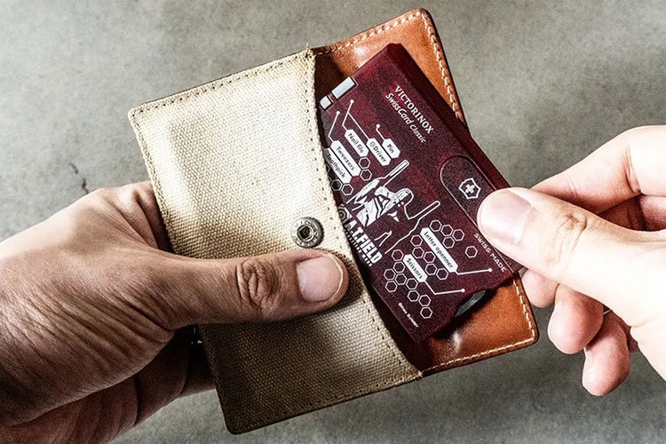 10個のツールを搭載したカード型マルチツール「ビクトリノックス