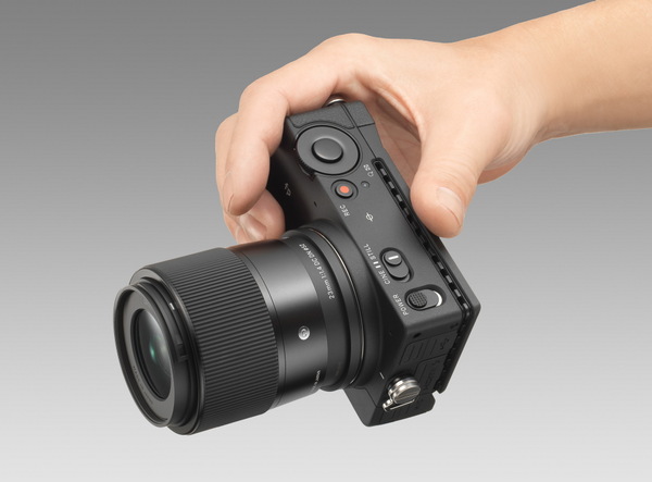 ASCII.jp：SIGMAが人気の小型単焦点レンズ「Iシリーズ」新製品「17mm