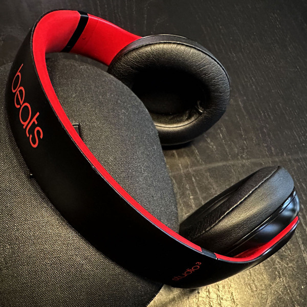 ASCII.jp：Beatsのヘッドホンが手放せなくなりました (1/4)