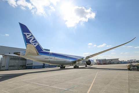 ANA、ボーイング 787-8初号機「JA801A」が光輝く通常塗装となって