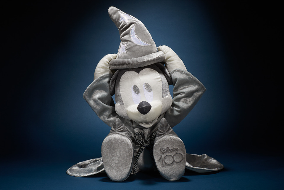 ディズニー100を祝って全長約50cm・ビッグサイズのミッキーぬいぐるみ