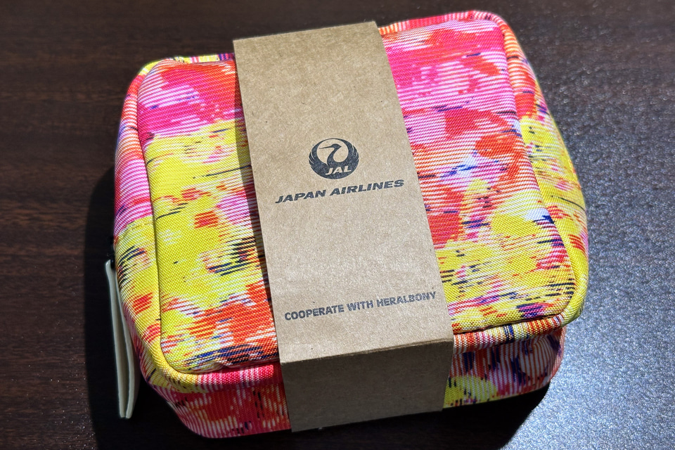 JAL国際線ファーストクラス詰め合わせ(ウェア2、ポーチ3） JAL国際線