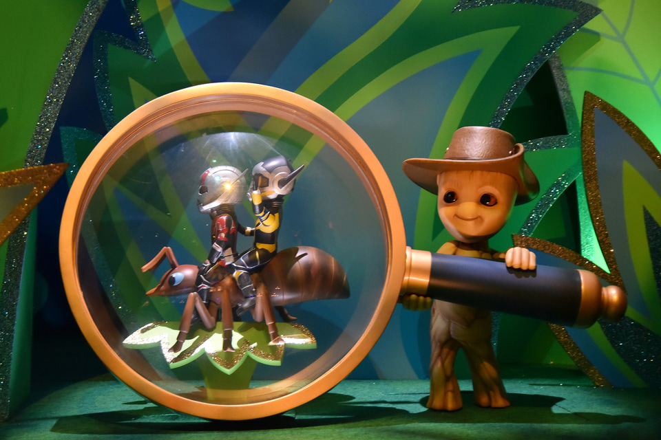 イッツ・ア・スモールワールド」にマーベルが初合流！ 世界各地を旅