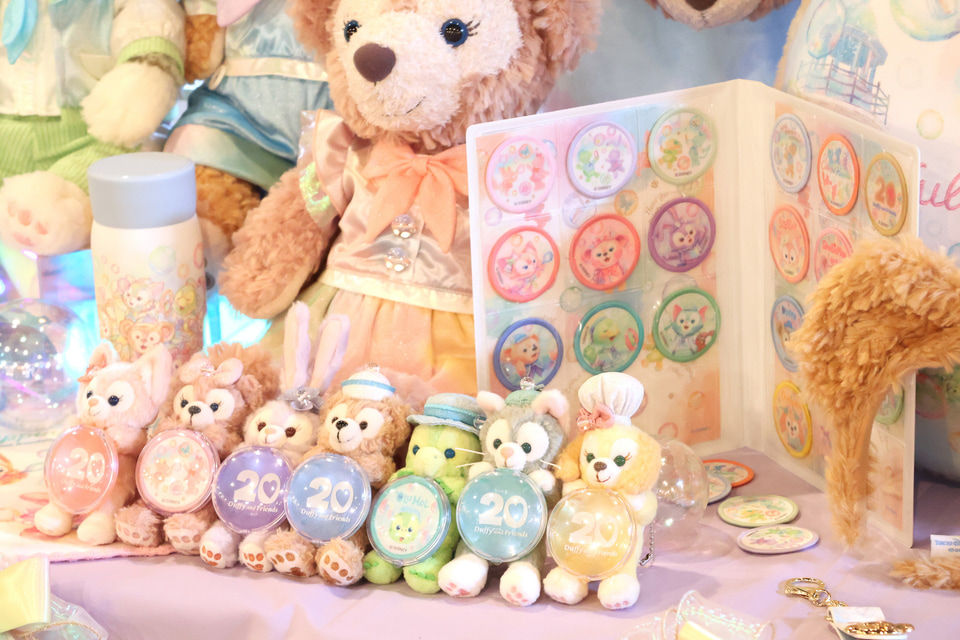 ダッフィー登場20周年はグッズもカラフル！ 「ぬいぐるみバッジ」は
