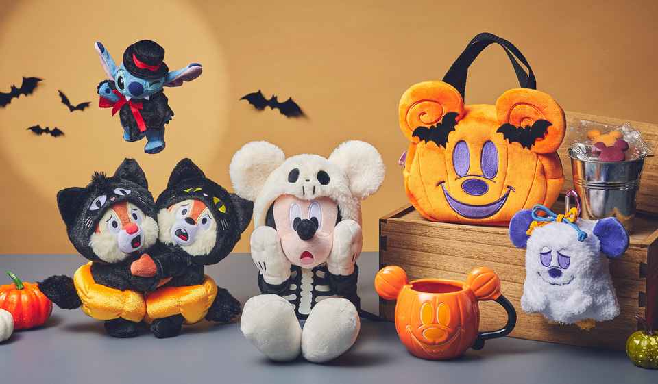 ディズニーストア、ハロウィーン新作発表。仮装したミッキーたちや