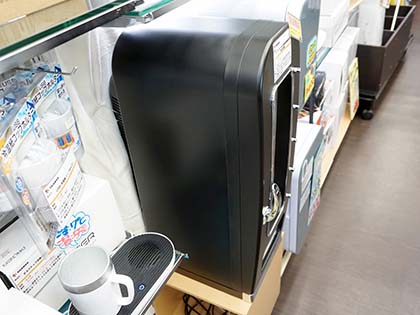 部屋に置けるドリンク用保冷庫「俺の自販機」がサンコーから （取材中
