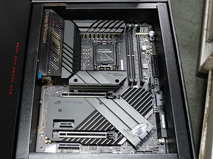 ASUSの白いマザー「ROG MAXIMUS Z690 FORMULA」が発売、OC向けの「APEX