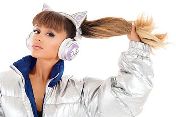 ネコ耳スピーカー付きBluetoothヘッドフォンのアリアナ・グランデ