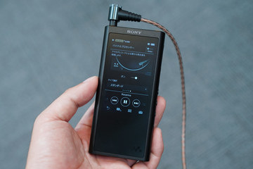 メモリ128GBに増強したウォークマン「NW-ZX300G」。実売8万円 - AV Watch