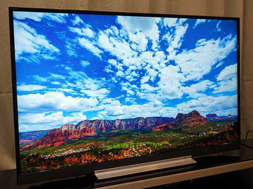 レビュー】液晶テレビは進化する。見やすい映像と力強い音の最上位液晶