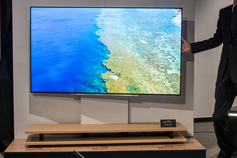 リフォーム不要でテレビを“ほぼ”壁掛け。7万円のレグザ純正ローボード