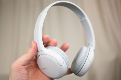 ソニー、約5,000円で軽量&35時間再生のBTヘッドフォン。重低音のネック