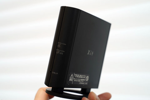 照明型プロジェクタでTVを投写、ワイヤレス3波チューナXit AirBox「XIT