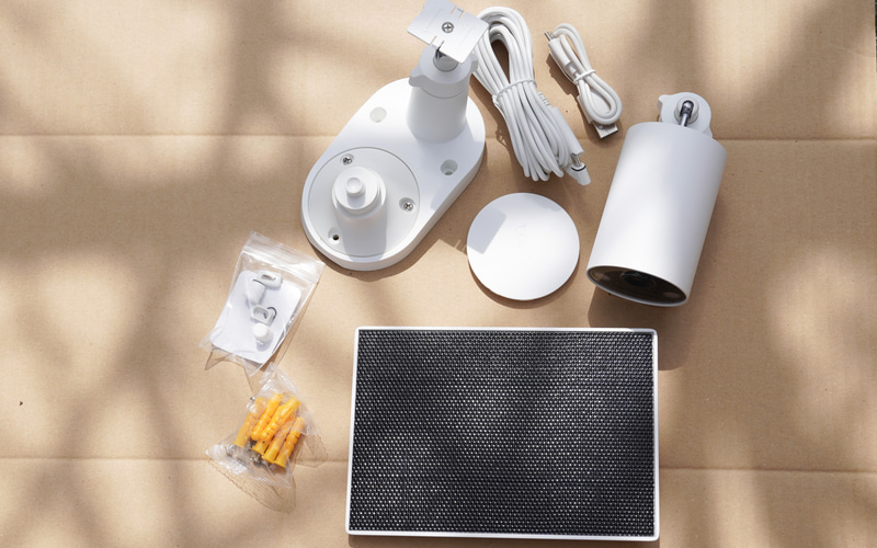 電源のない駐車場にソーラー給電のセキュリティカメラ、TP-Link「Tapo