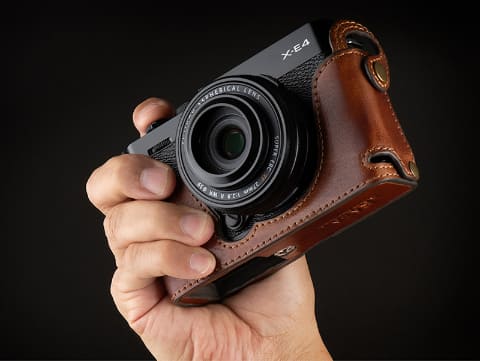 KAZA、FUJIFILM X-E4用のレザーカメラケース。オプションで専用