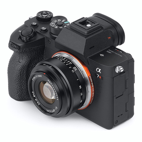 TTArtisan、約3.5cm厚のフルサイズ標準レンズ「50mm F2」海外発表