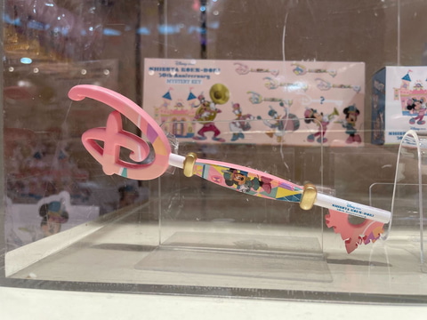 ディズニーストア30周年】特別デザインのコレクタブルキーやピンバッジ