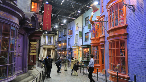 ハリー・ポッター」シリーズでおなじみのダイアゴン横丁が完成