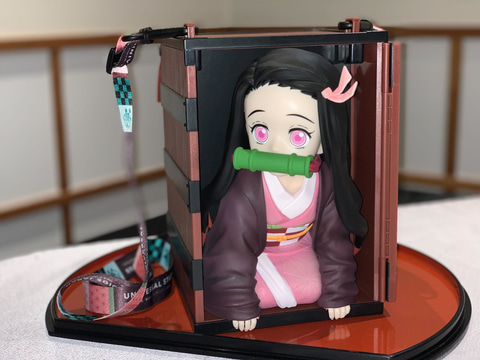 箱の中から顔をのぞかせる禰豆子！ USJ×「鬼滅の刃」コラボメニューを