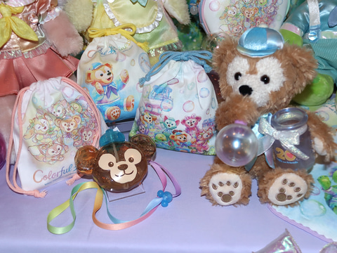 ディズニー、「ダッフィー&フレンズ20周年 カラフルハピネス」のグッズ