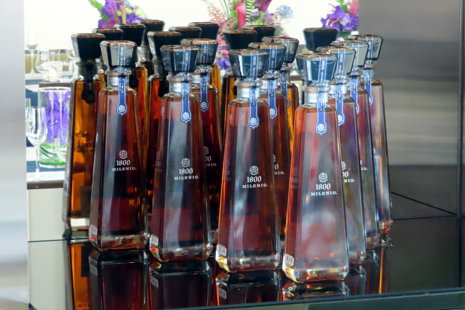 ホセ・クエルボのプレミアムテキーラ「1800 ミレニオ」、3000本限定で