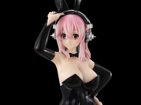 大きく開いた胸元にそそられる！ バニー姿の「すーぱーそに子」が